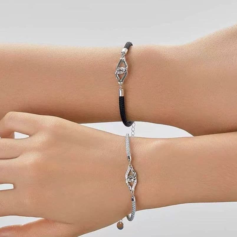 ペアブレスレット 結び模様のシルバーアクセント