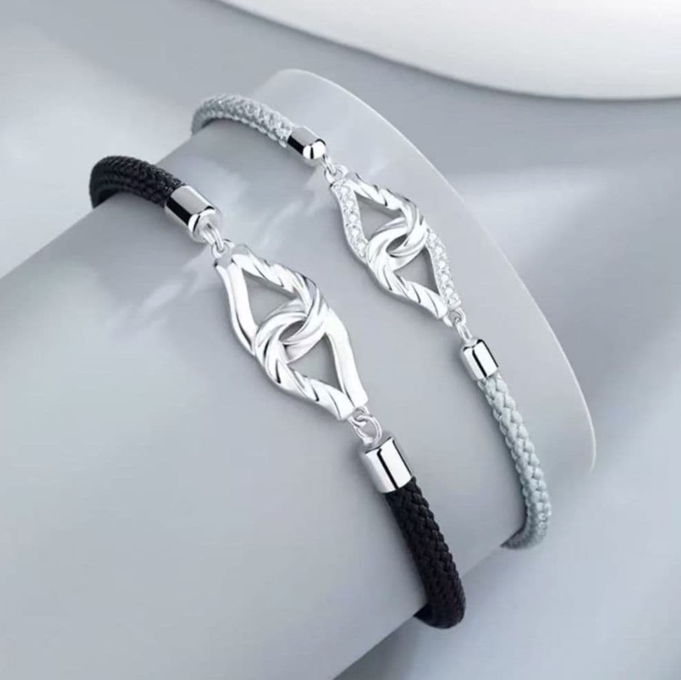 ペアブレスレット 結び模様のシルバーアクセント