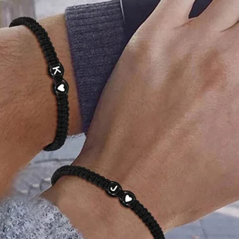 ペアブレスレット イニシャルと愛の印が輝く編み込みペアブレスレット