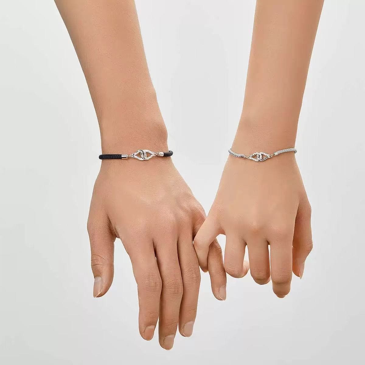 ペアブレスレット 結び模様のシルバーアクセント