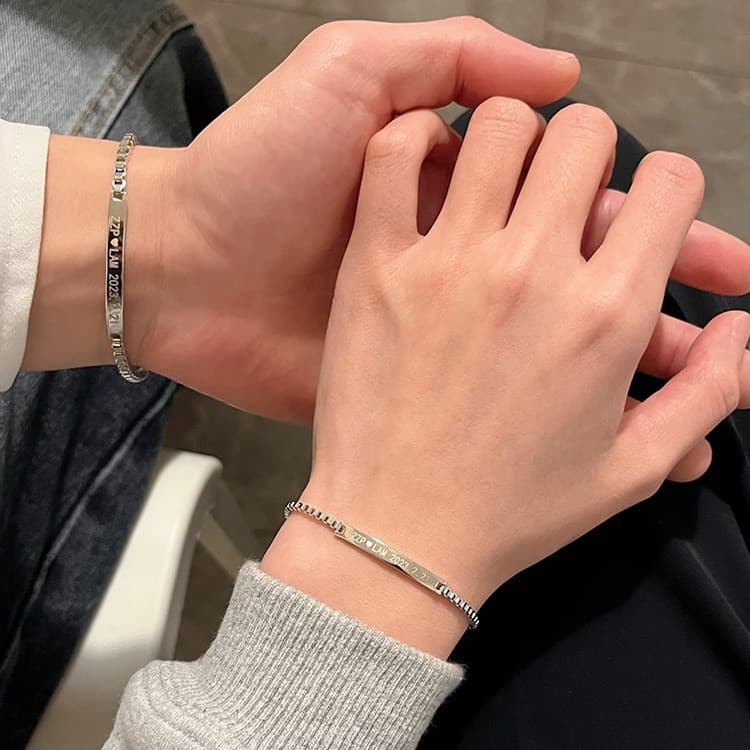 ペアブレスレット 刻印プレート付き華奢チェーンブレスレット