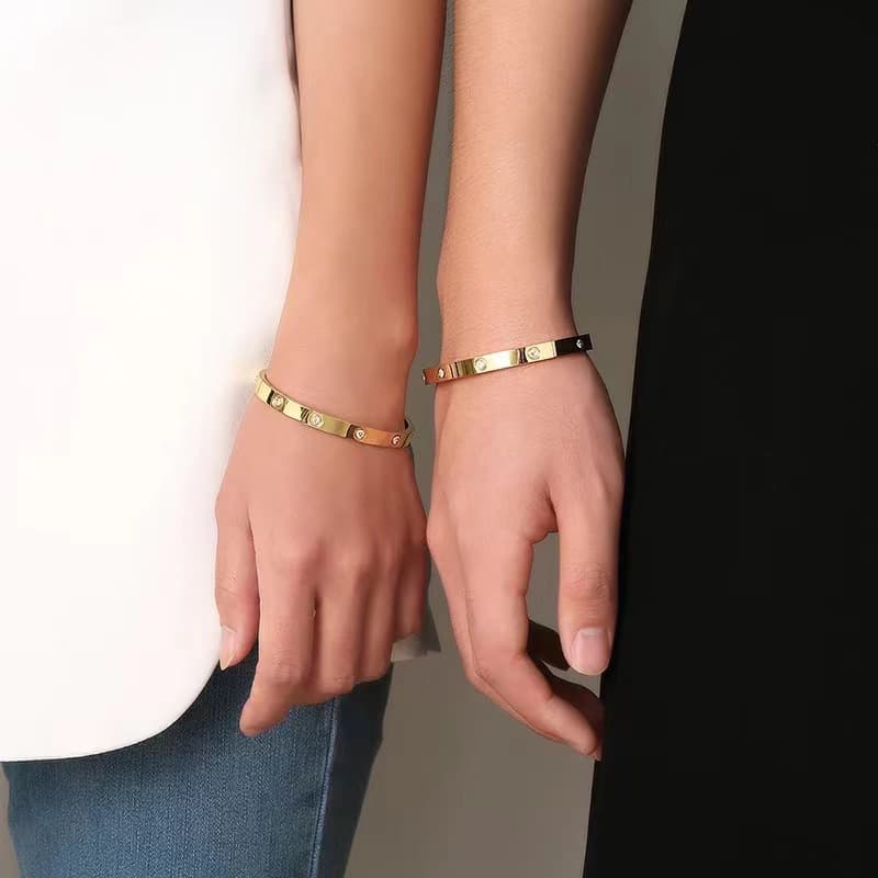 ペアブレスレット 四粒の輝石が煌めくステンレスバングル